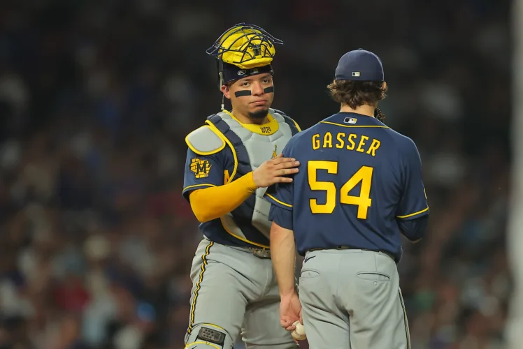 Brewers add catcher Naylor and reliever Romero